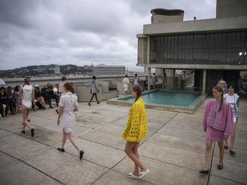 "Шанел" качи моделите си на покрива на емблематичен блок в Марсилия