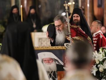 Започна архиерейската заупокойна литургия за патриарх Неофит в катедралата "Св. Александър Невски"