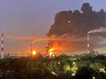 Украински дронове подпалиха пореден НПЗ в Русия. Руски удари поразиха цели в Киев
