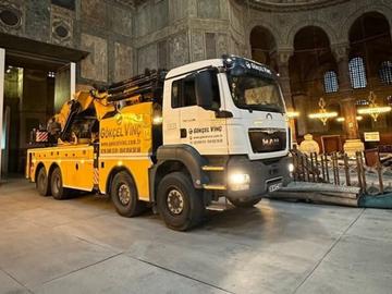 Опасения за "Света София": Вкараха камиони и кранове в историческия храм в Истанбул