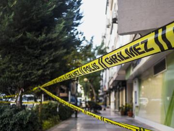 Мъж застреля съпругата си и двете им дъщери в Истанбул, след това избяга