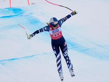 Линдзи Вон не спира да изумява: Качи се на трети пореден подиум в спускането