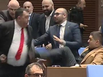 Скандали и шутове в пленарна зала между Радостин Василев и Гюнай Далоолу