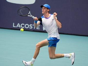 Синер се наложи над изненадата Томаш Махач и стана първият полуфиналист на тенис турнира в Маями