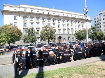 Униформени и цивилни служители на МВР се събраха до сградата на Народното събрание