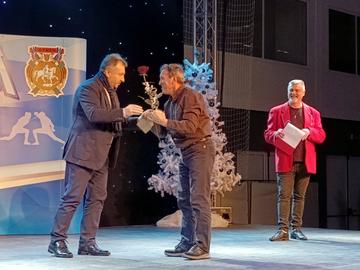 Али Али получи награда за спортната дейност на Клуба на глухите.