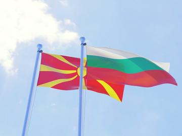 Властта в Северна Македония обвини опозицията, че "продава идентичността и езика" на България