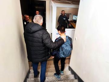 Полицаи от Нови пазар разкриха крадец, задигнал портмоне от 15-годишно момче