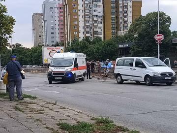 Моторист е със счупен крак след катастрофа на зала „Младост“