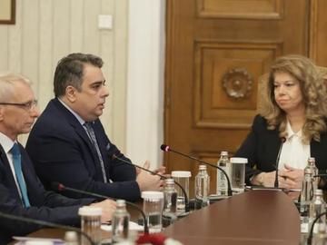 "Продължаваме промяната" връчва на Йотова петицията за вето на бюджета