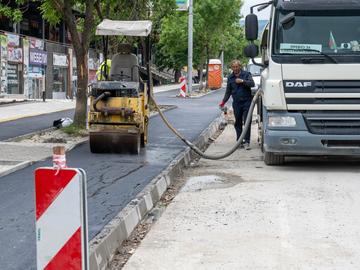 Платното се свива от 11,5 на 9 метра. Правят се двупосочни велоалеи с обща ширина 3 метра.