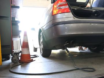 КЗП започва проверки на цените за технически прегледи на автомобилите, глобите стигат до 100 000 лв.