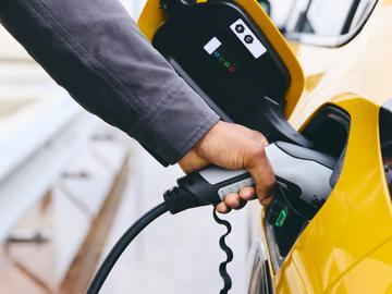 Продажбите на електрически автомобили в ЕС за първи път изпреварват тези на бензиновите