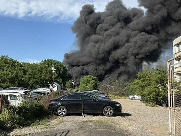 Пламна склад с пластмаса в Стара Загора, призоваха жителите да затворят прозорците