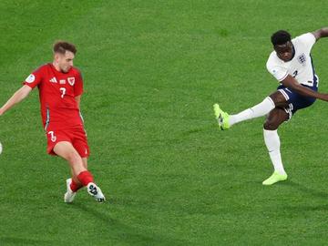 Англия изригна за 17 минути, а Сака написа история