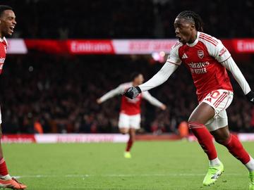 Арсенал отстреля Тотнъм и властва в Северен Лондон след хеттрик на Езе