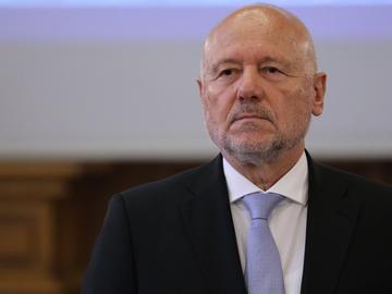 Тагарев: България трябва да реагира на включването на бивши премиери и министри в руския "черен списък"