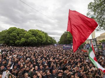 Десетки хиляди иранци се стекоха в Техеран за погребението на президента Раиси