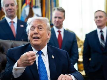 Файловете "Епстийн": 13-годишна била принудена да прави орален секс с Тръмп, ухапала го