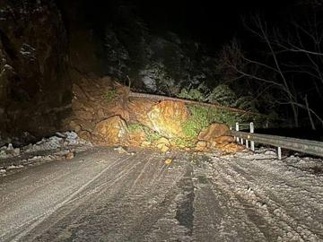 Огромно свлачище затвори пътя Девин-Смолян