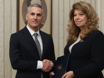 Йотова връчи на Гюров мандата за съставяне на служебно правителство, даде му седмица