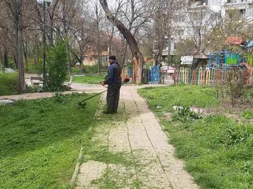 Започна косенето в парковете и градинките на Шумен