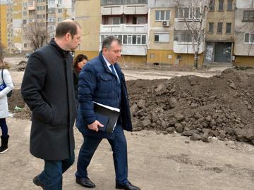 Кметът Христов инспектира уличните ремонти с 20-милионния заем, остана доволен