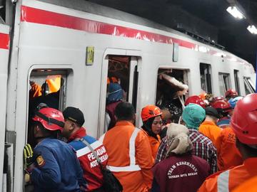 Бърз влак удари крайградски на гара край Джакарта, има 7 жертви във вагон за жени