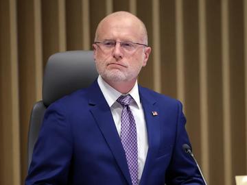 Американският медиен регулатор заплашва телевизионни оператори с отнемане на лицензи заради репортажи за Иран