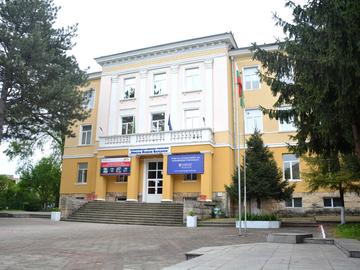 Прием 2026/2027 в VIII клас в ПЕГ „Никола Й. Вапцаров“ – сигурният път към успеха