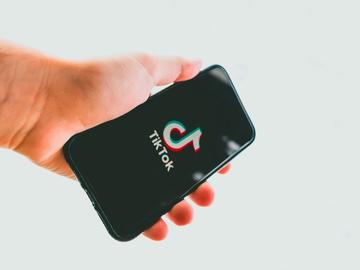 TikTok те държи буден до 2 през нощта? Ето защо не можеш да спреш да скролваш