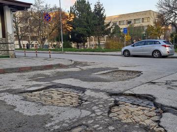 Пълнят спешно опасните дупки по шуменските улици с 300 хил. лв.