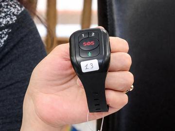 С „умните гривни“ грижата за възрастните става по-навременна.