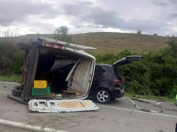 Бус и две коли се удариха край Нови пазар