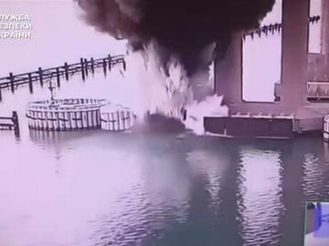 Украйна заяви, че е поразила Кримския мост с подводни експлозиви