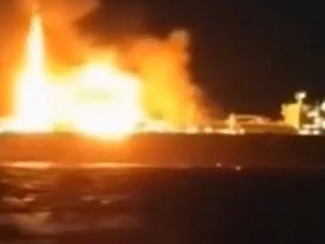 Газов танкер от руския сeнчест флот изгоря между Малта и Либия след атака с дрон