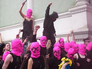 "Пуси райът" с протестна акция пред руския павилион на Венецианското биенале
