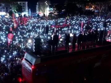 Митинг под светлини от телефони в подкрепа на кмета Имамоглу, властите спряха уличното осветление