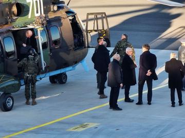 Шефът на НАТО кацна с хеликоптер на българските ВВС на полигона "Ново село"