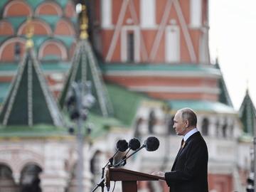 Путин прие парада на Червения площад в Москва