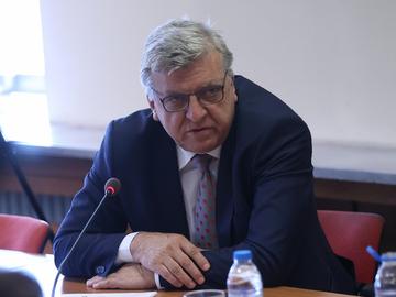 Заради ощетяване с големи суми от продуктови такси големи фирми са дадени на прокуратурата, каза министър Манол Генов