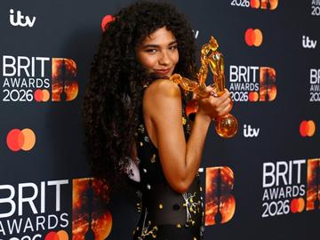 Оливия Дийн триумфира на наградите "Брит" с четири статуетки