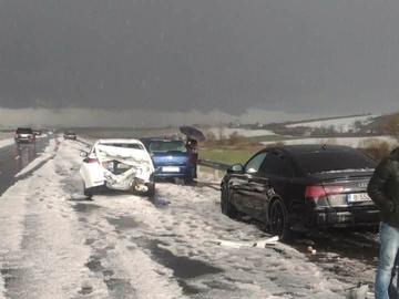 3 коли се удариха край Белокопитово при силен дъжд с градушка, дете и мъж са в болница