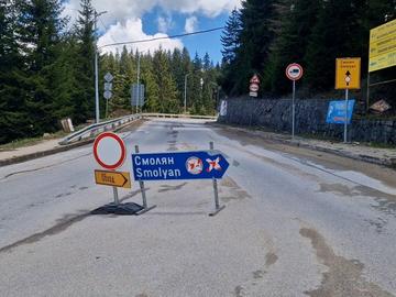 До 20 дни ще е готов обходен път над свлачището при Пампорово
