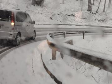 Великденски сняг изненада шофьорите в няколко области в страната