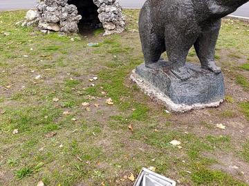 Опасни остатъци от лампа пред мечката на входа на парк Кьошкове