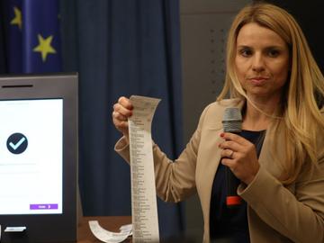 Препрограмират софтуера на машините за балотажа, проблеми е имало при 0,25% от тях