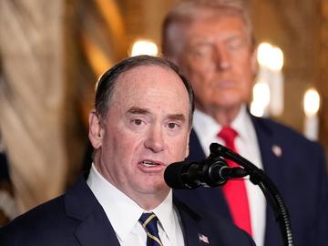 Министърът на военноморските сили на САЩ напуска незабавно поста си