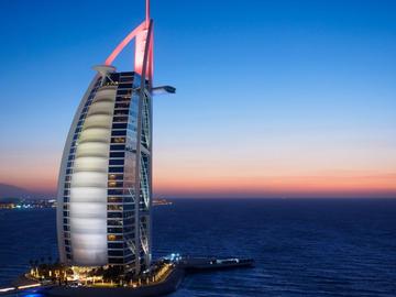 Легендарният хотел Бурж Ал Араб затваря врати за 18 месеца