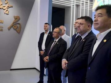 Делегация на министри от БСП в Китай възпламени ДБ, търсят сметка на Желязков, но той ги защити